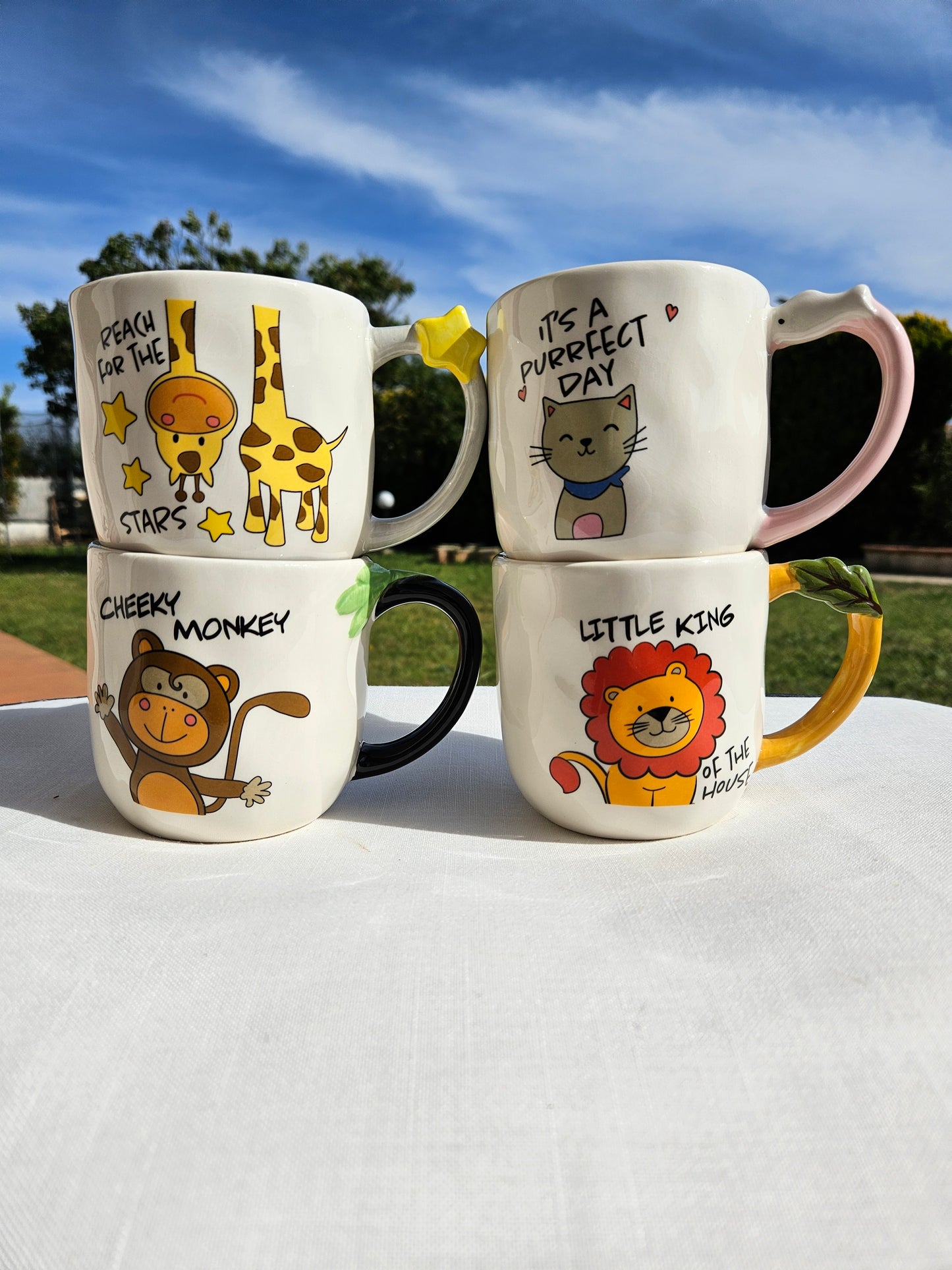 ➔ Tazza in ceramica con decoro a rilievo