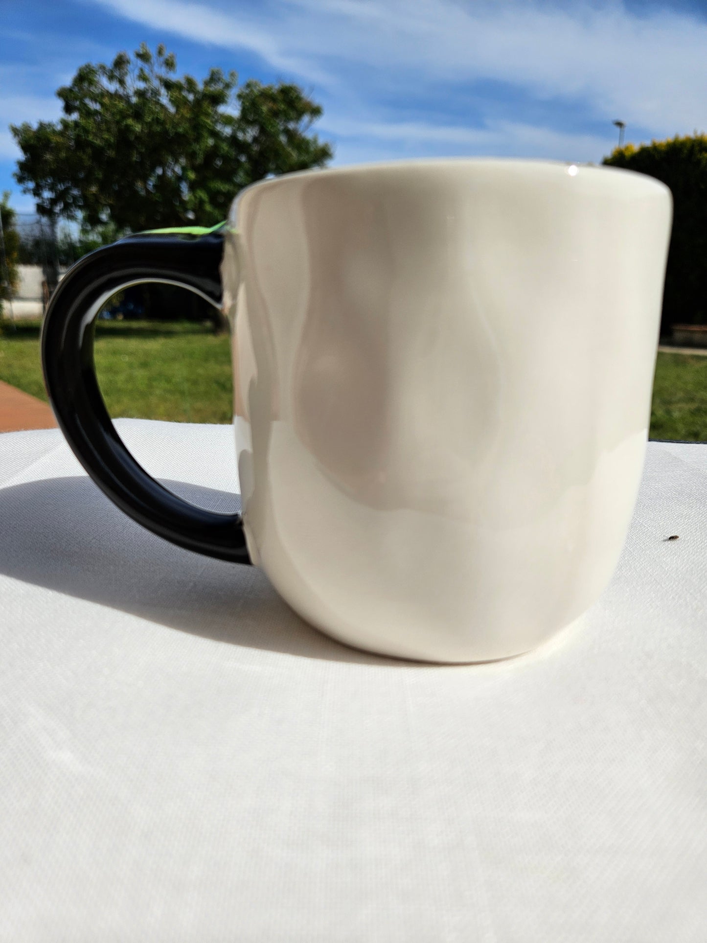 ➔ Tazza in ceramica con decoro a rilievo