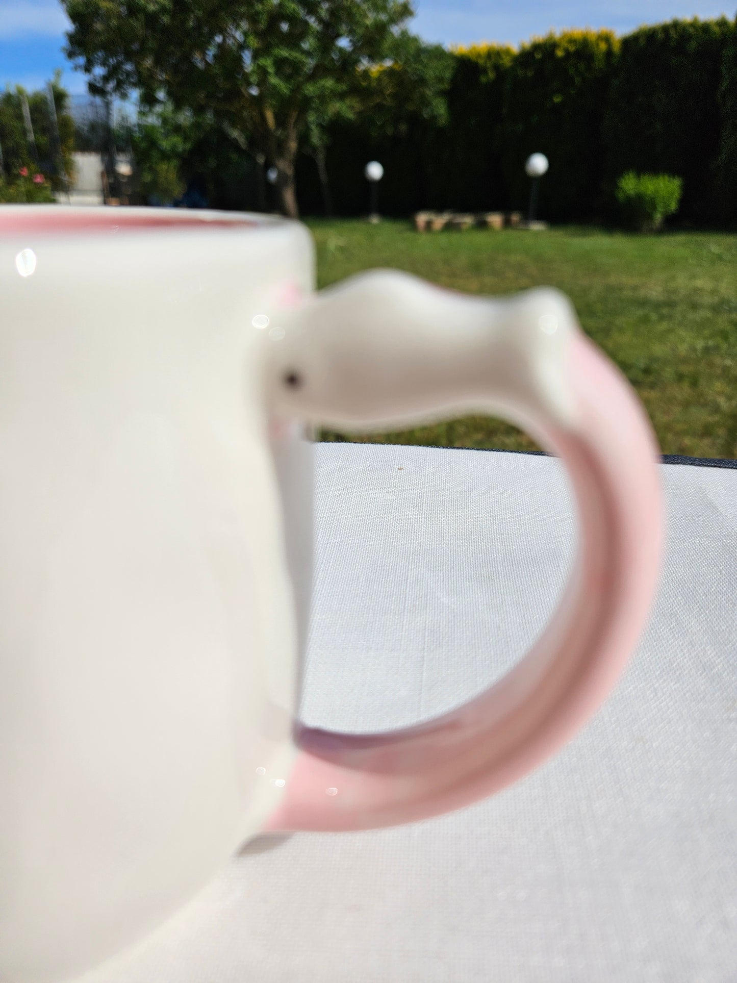 ➔ Tazza in ceramica con decoro a rilievo
