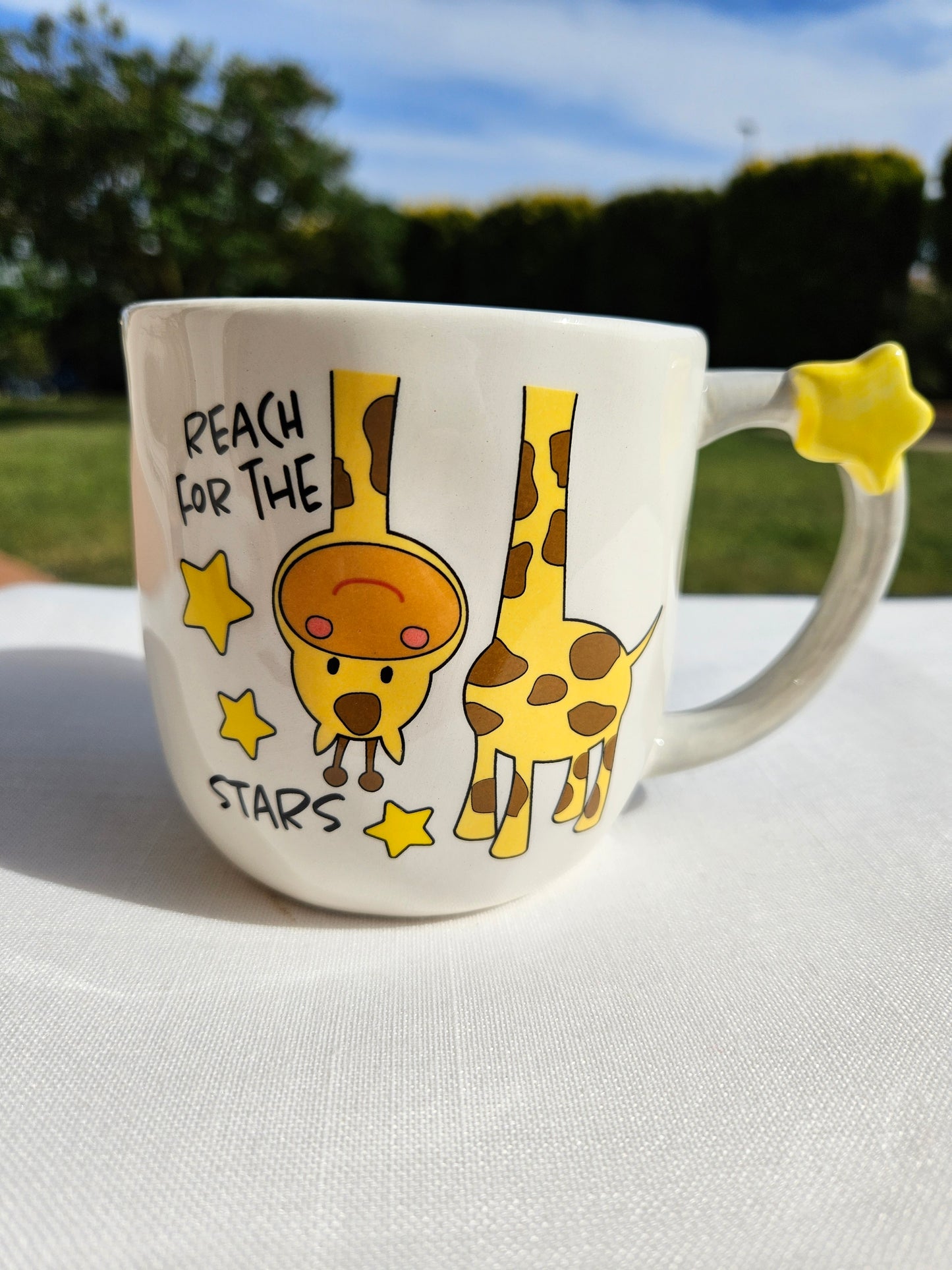 ➔ Tazza in ceramica con decoro a rilievo