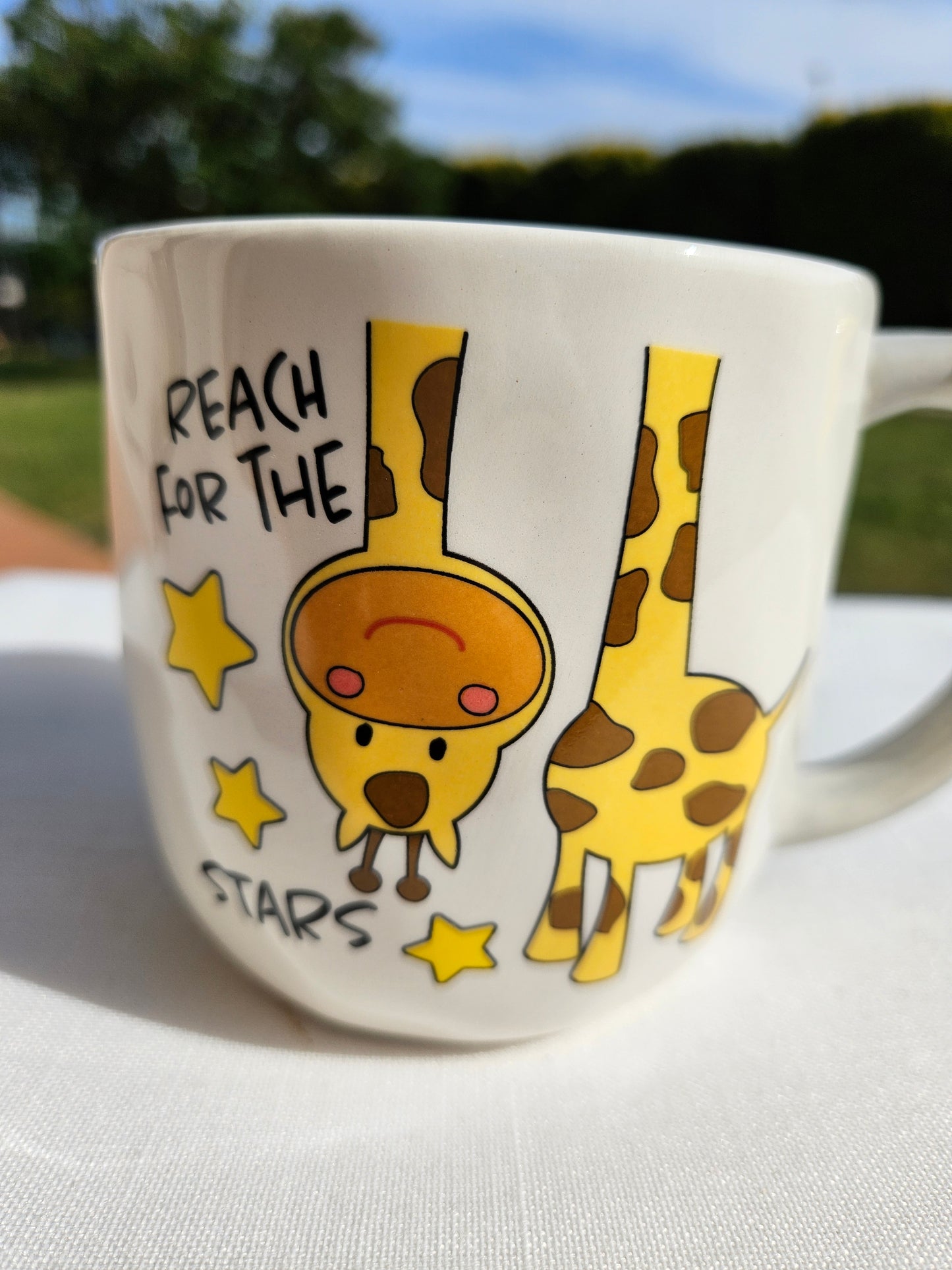 ➔ Tazza in ceramica con decoro a rilievo