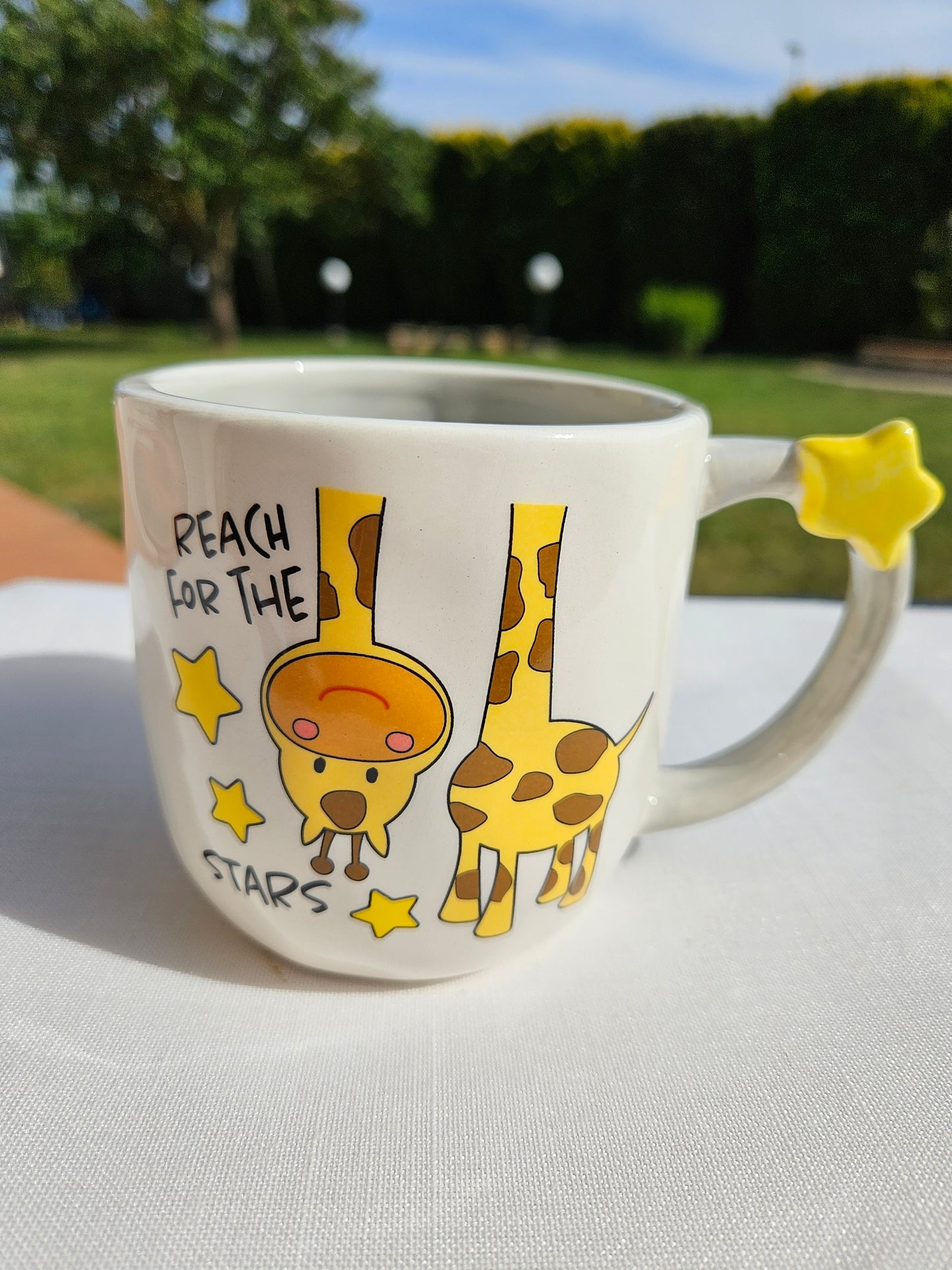 ➔ Tazza in ceramica con decoro a rilievo