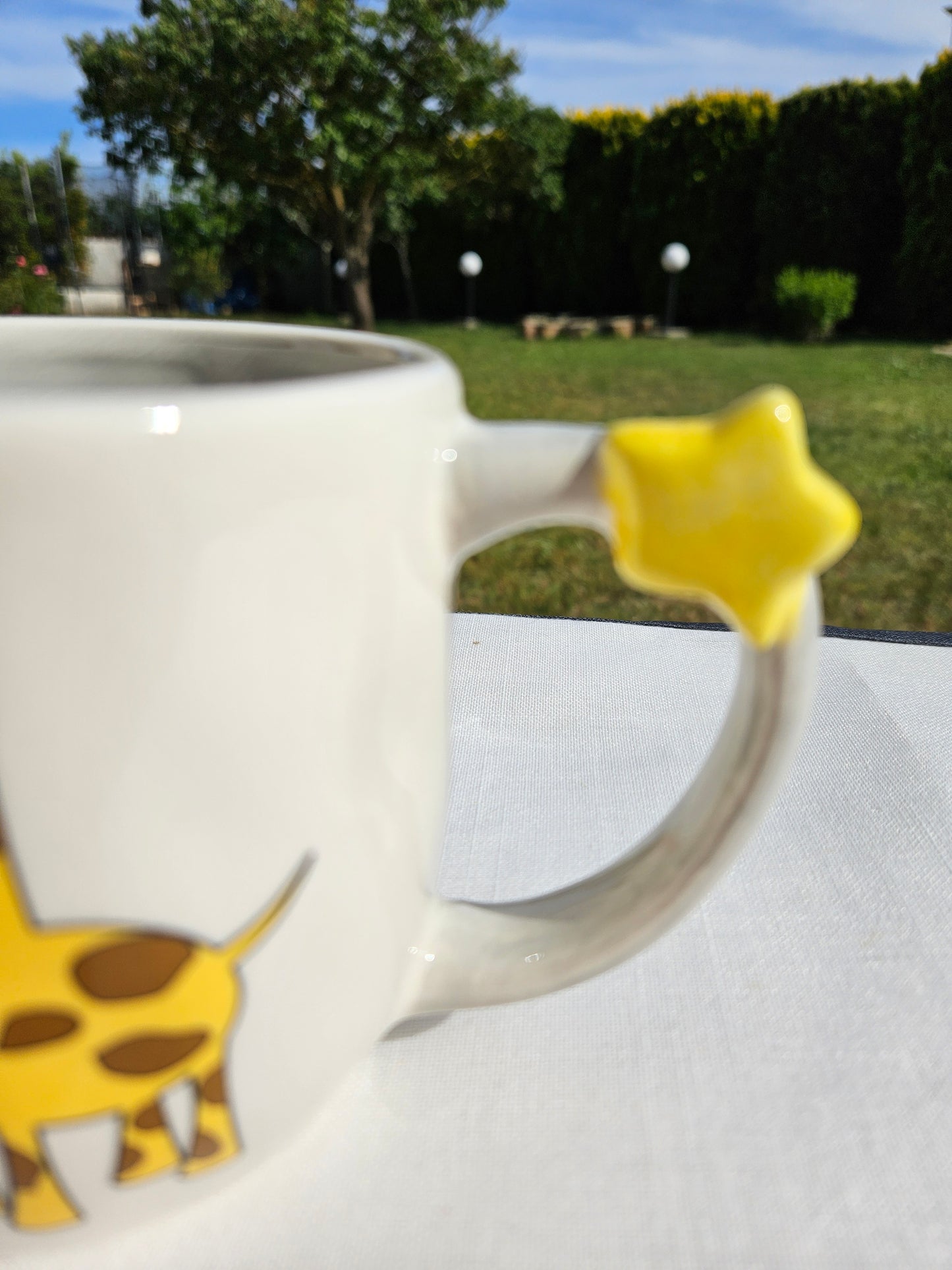 ➔ Tazza in ceramica con decoro a rilievo