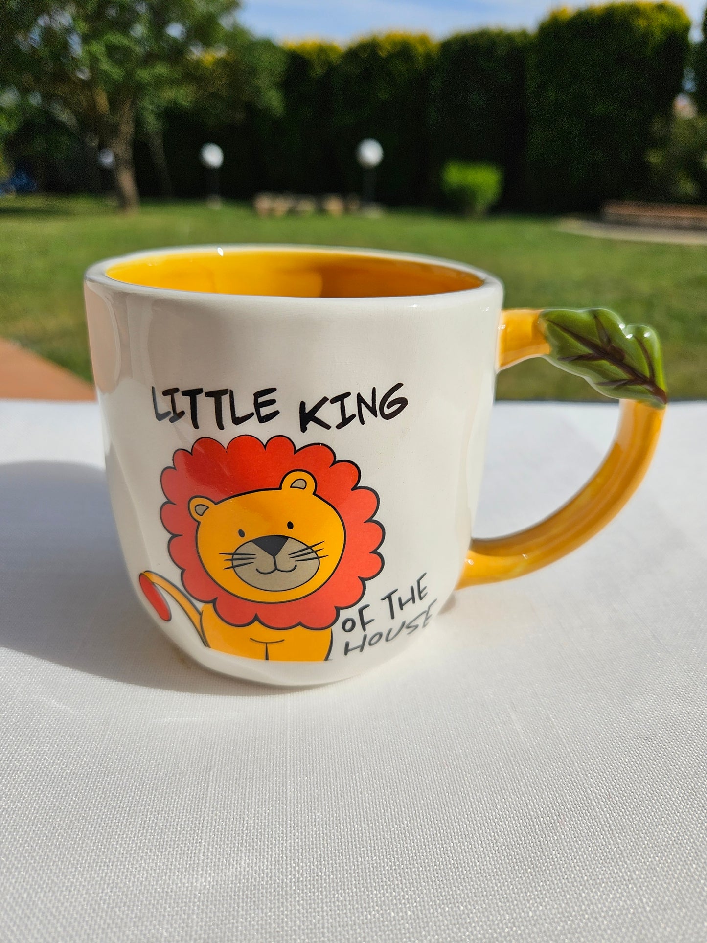 ➔ Tazza in ceramica con decoro a rilievo