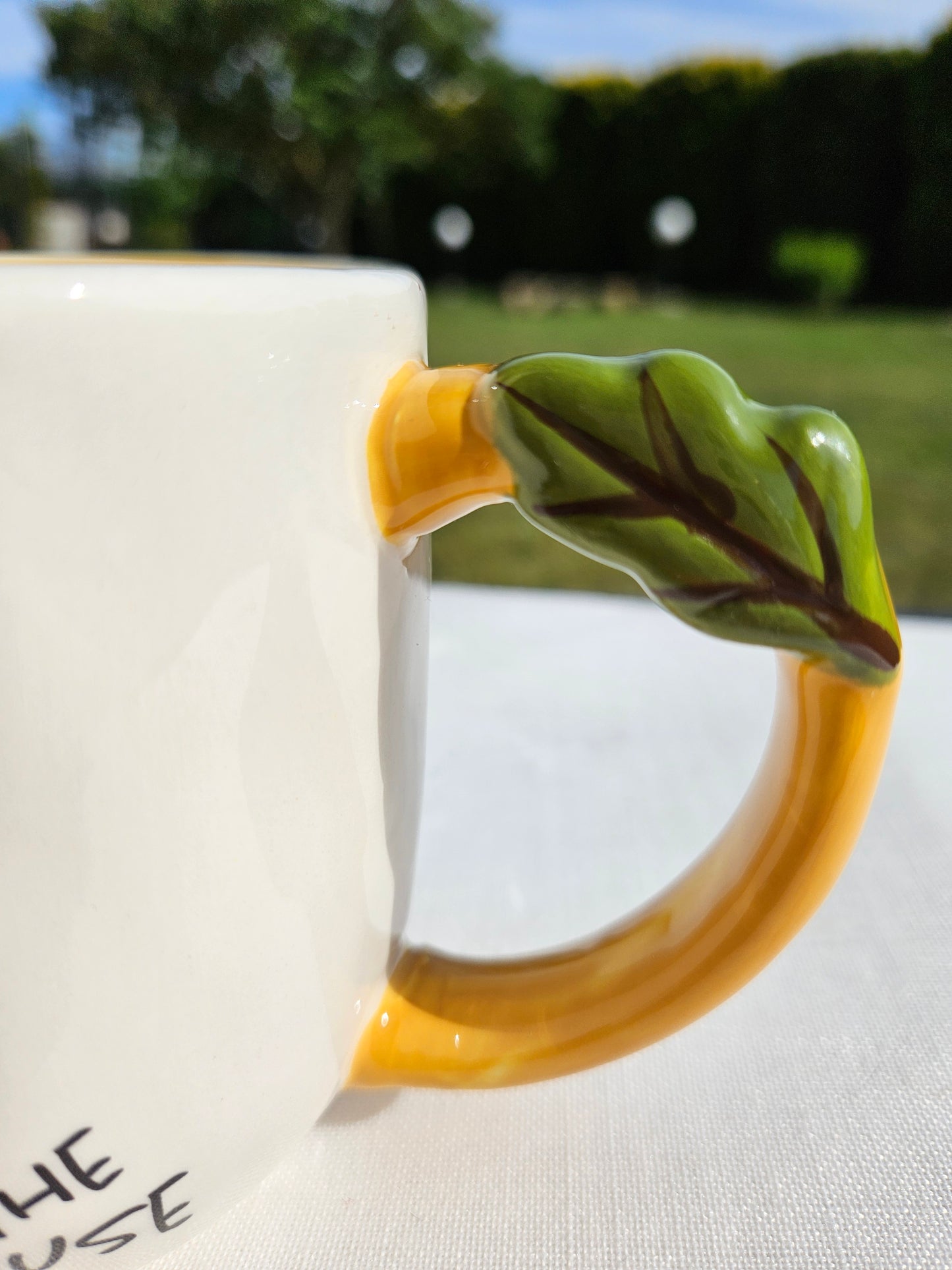 ➔ Tazza in ceramica con decoro a rilievo