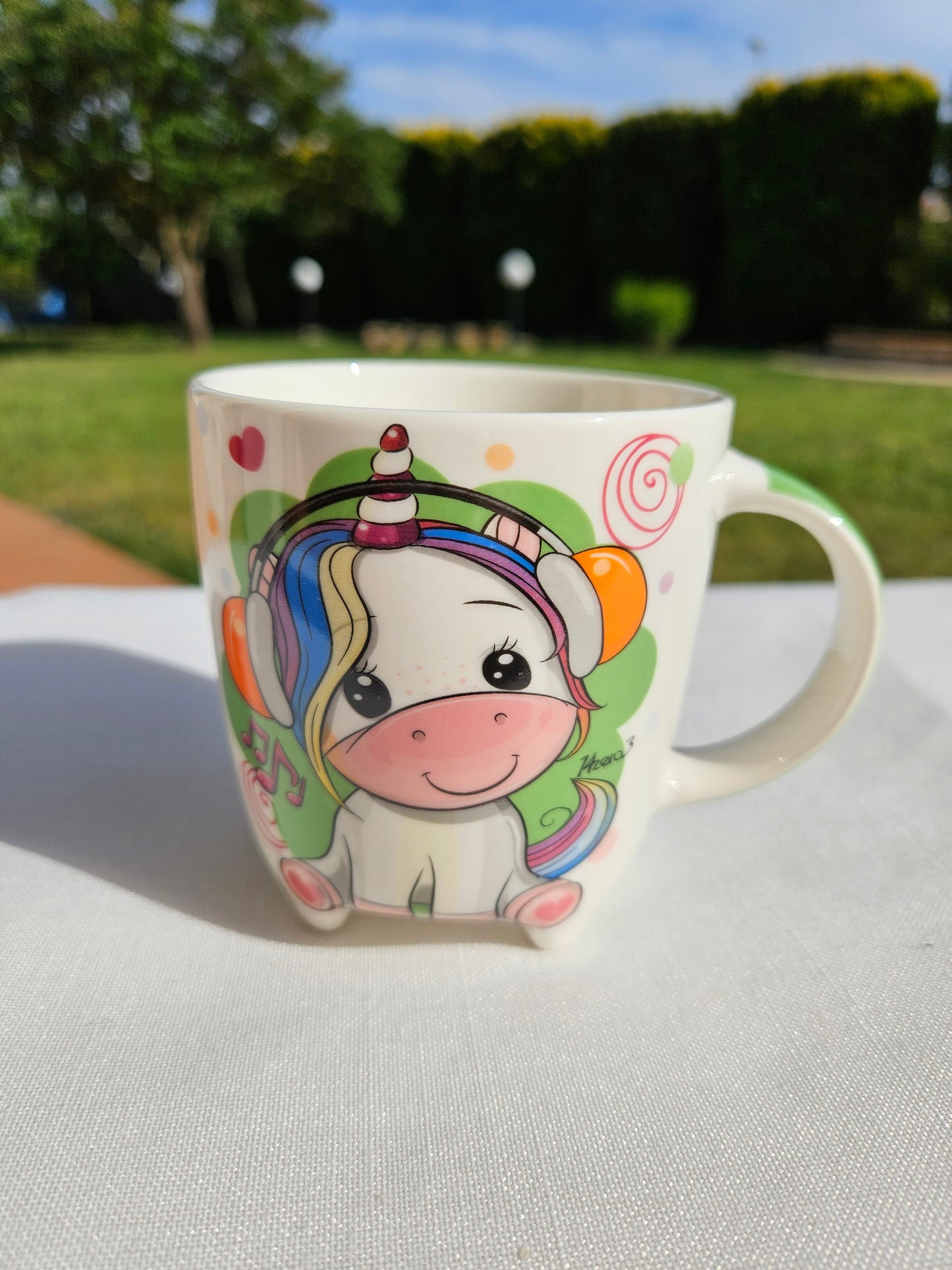 ➔ Tazza in porcellana con piedini