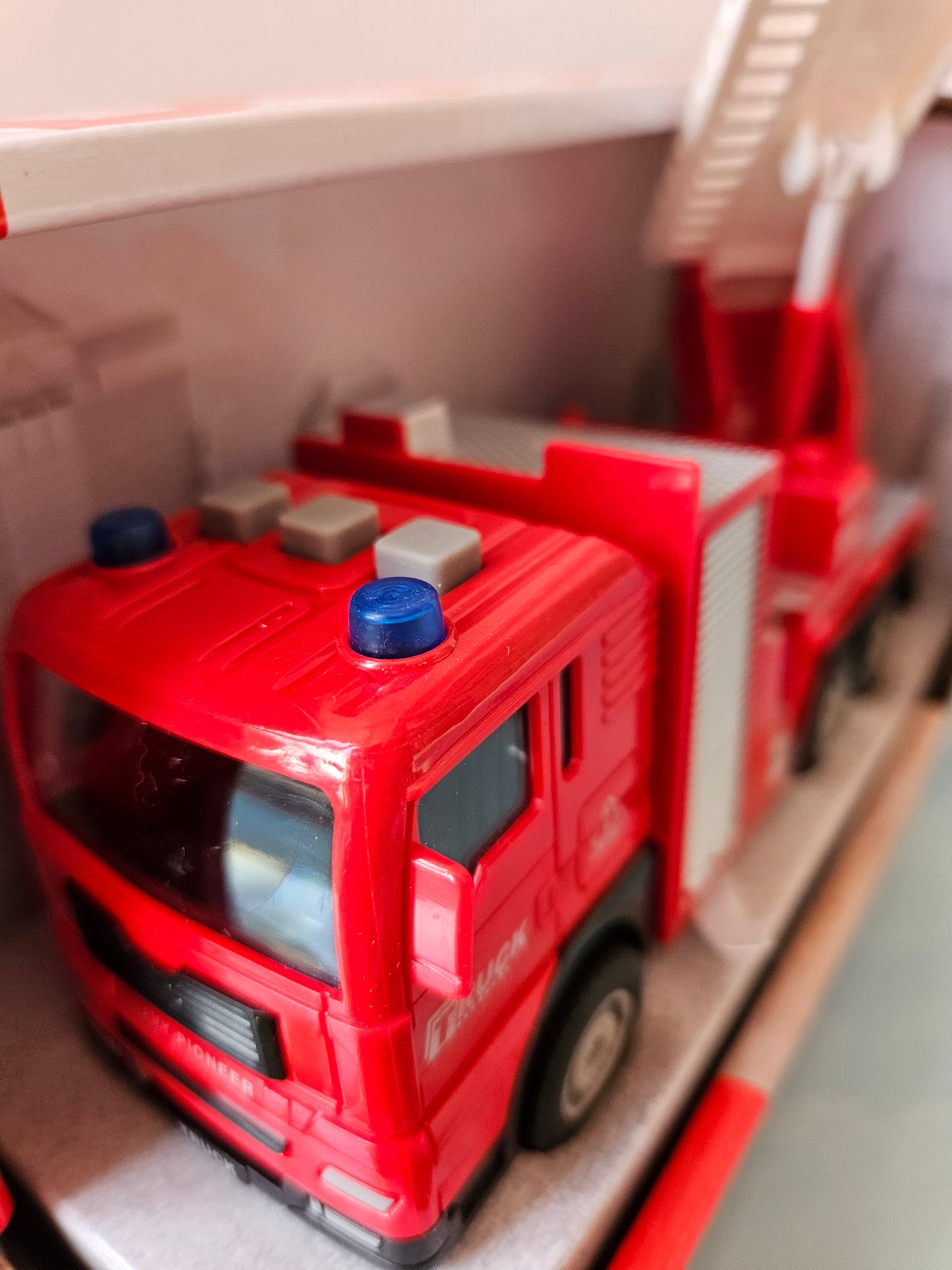 ➔ Giocattolo Camion dei mezzi di lavoro luci e suoni - DeCar