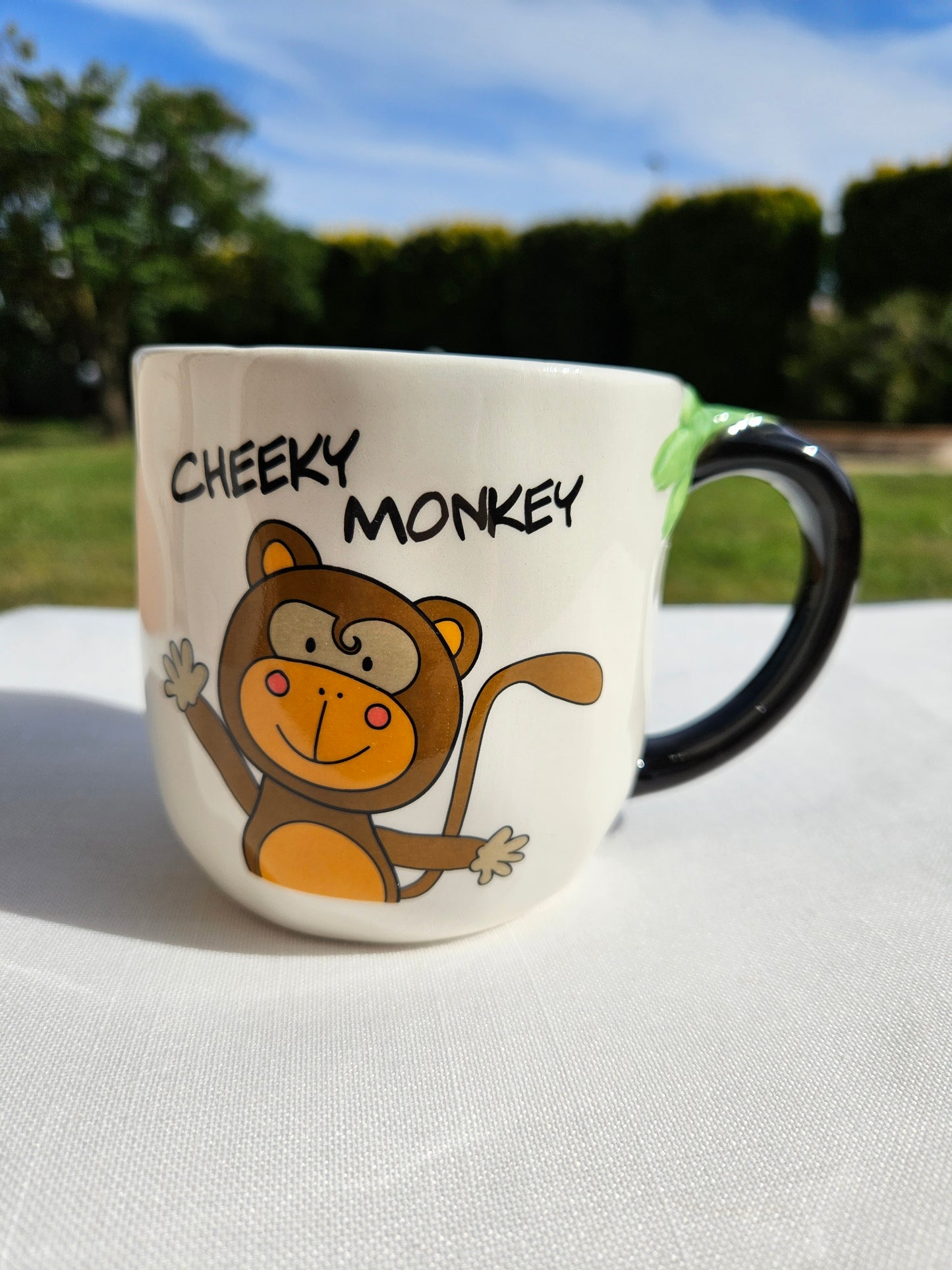➔ Tazza in ceramica con decoro a rilievo