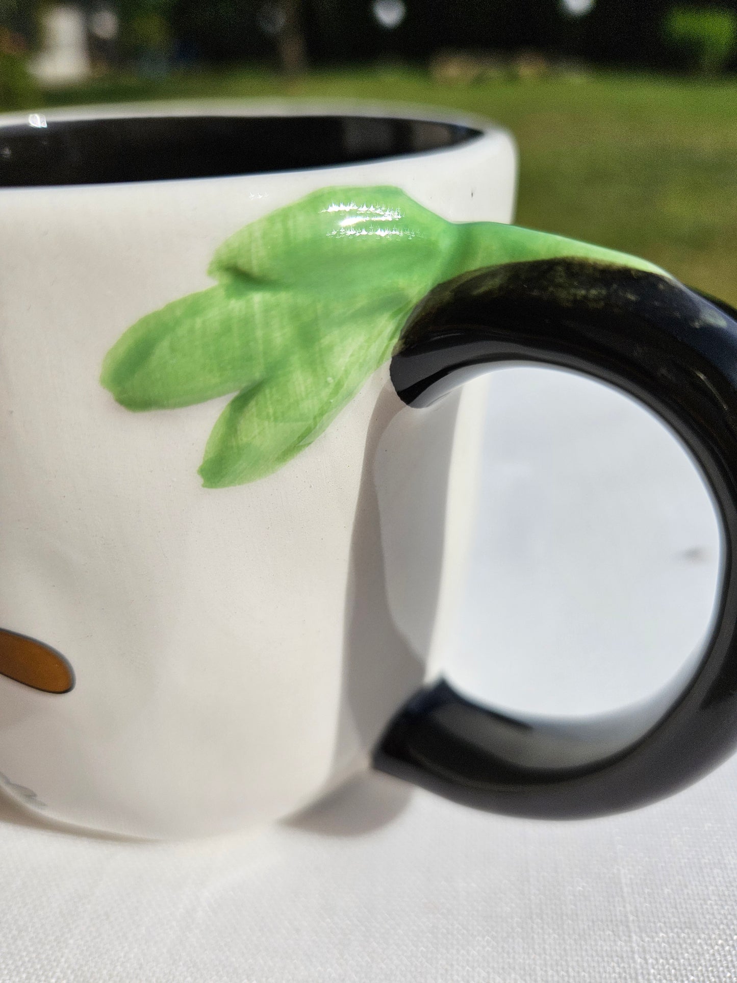 ➔ Tazza in ceramica con decoro a rilievo