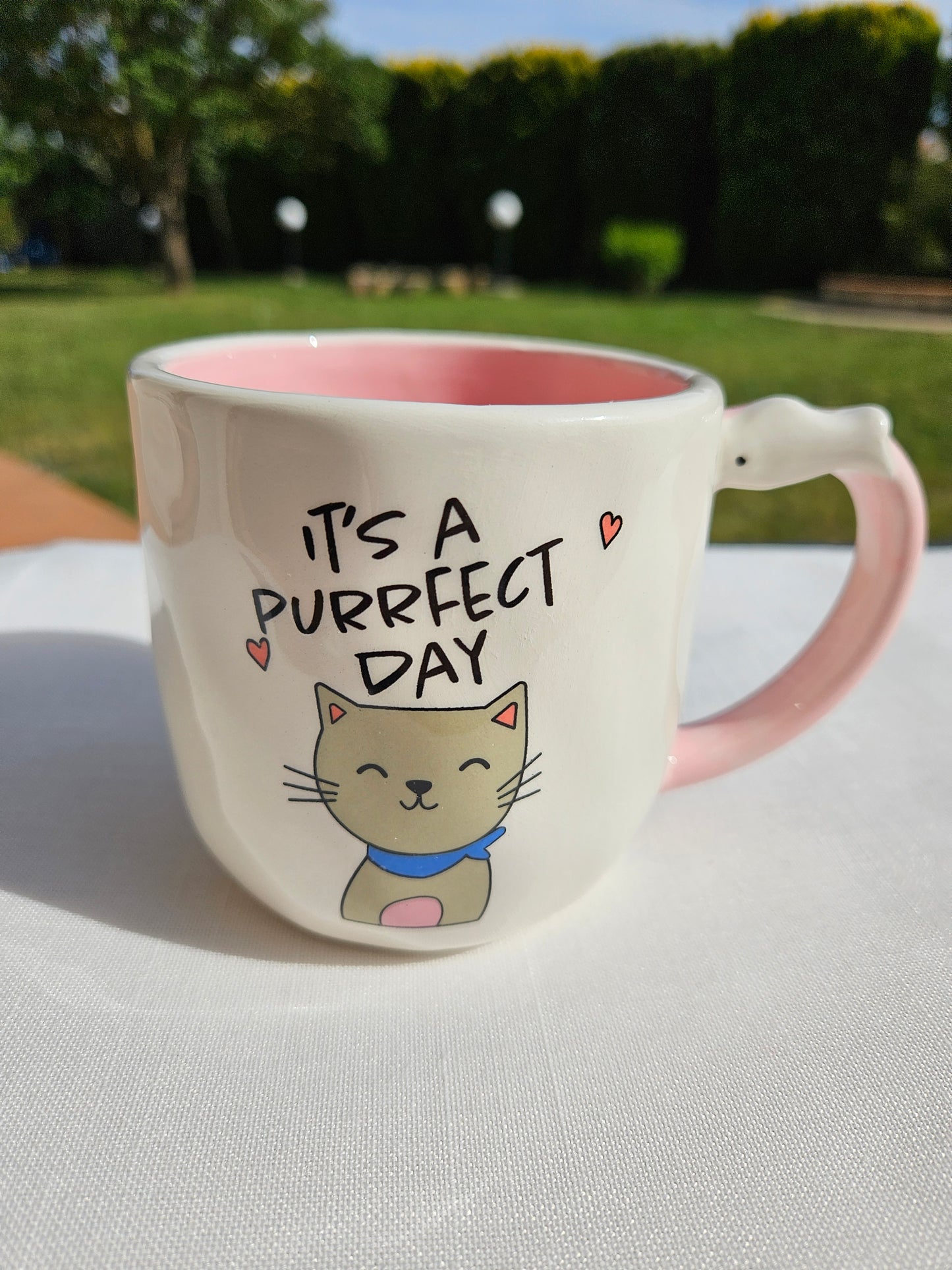 ➔ Tazza in ceramica con decoro a rilievo