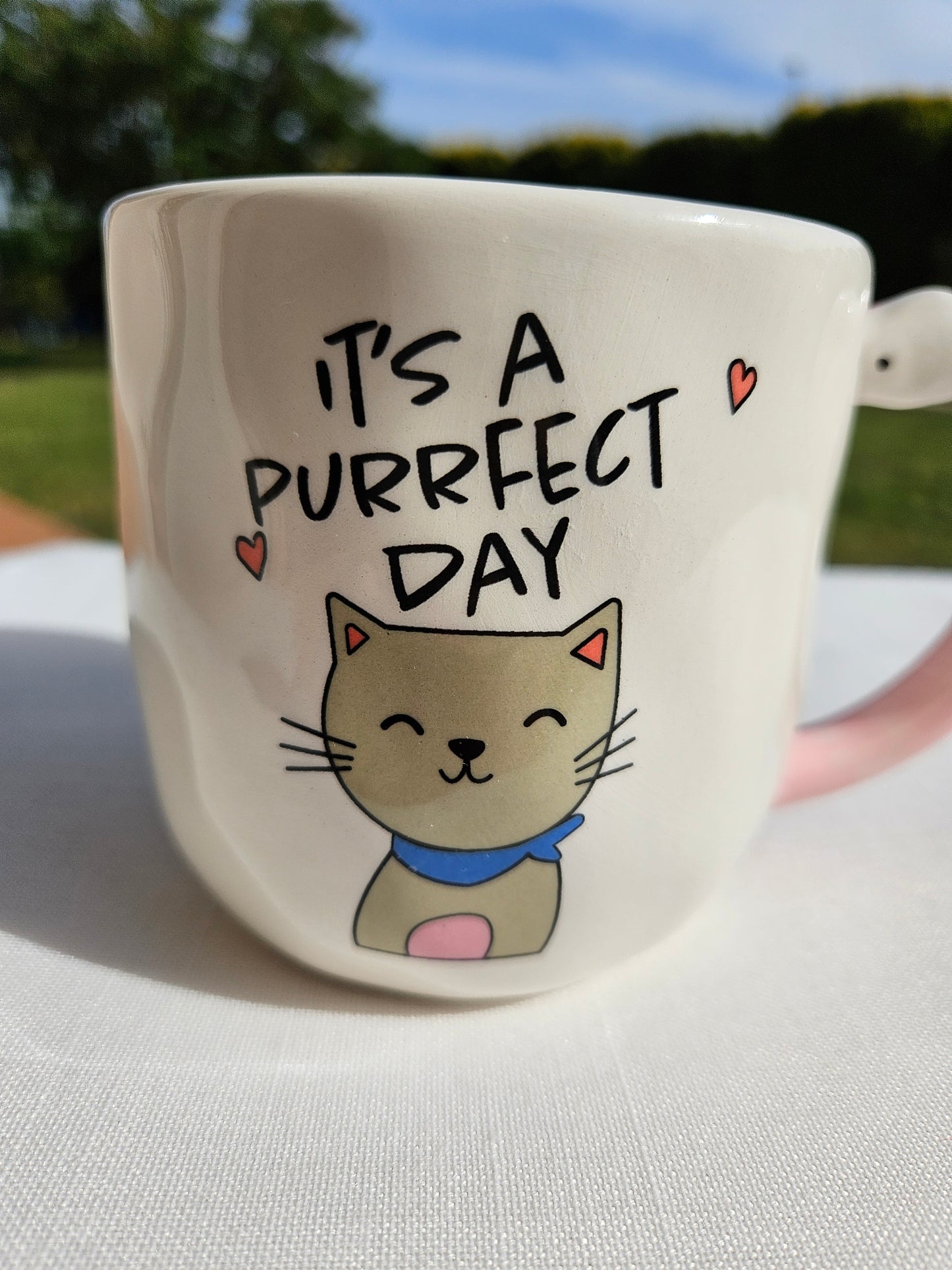 ➔ Tazza in ceramica con decoro a rilievo
