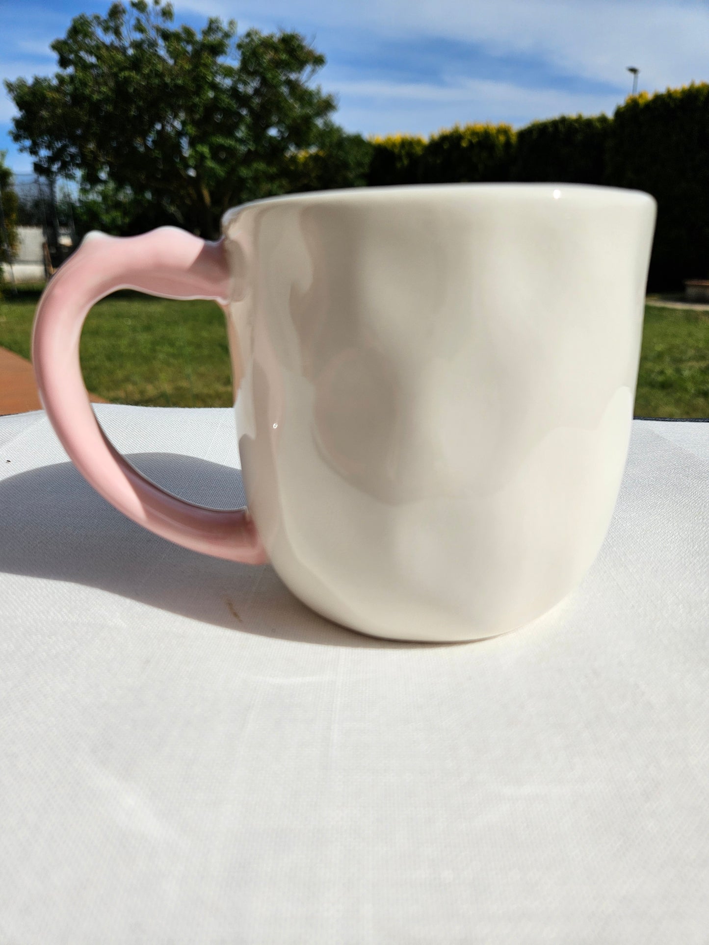 ➔ Tazza in ceramica con decoro a rilievo