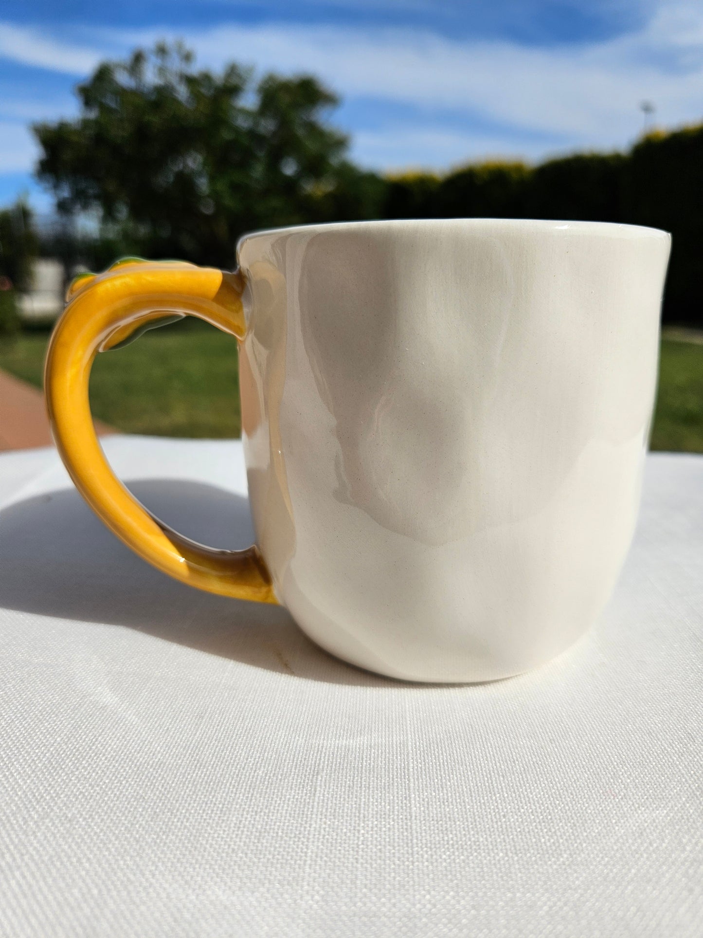 ➔ Tazza in ceramica con decoro a rilievo