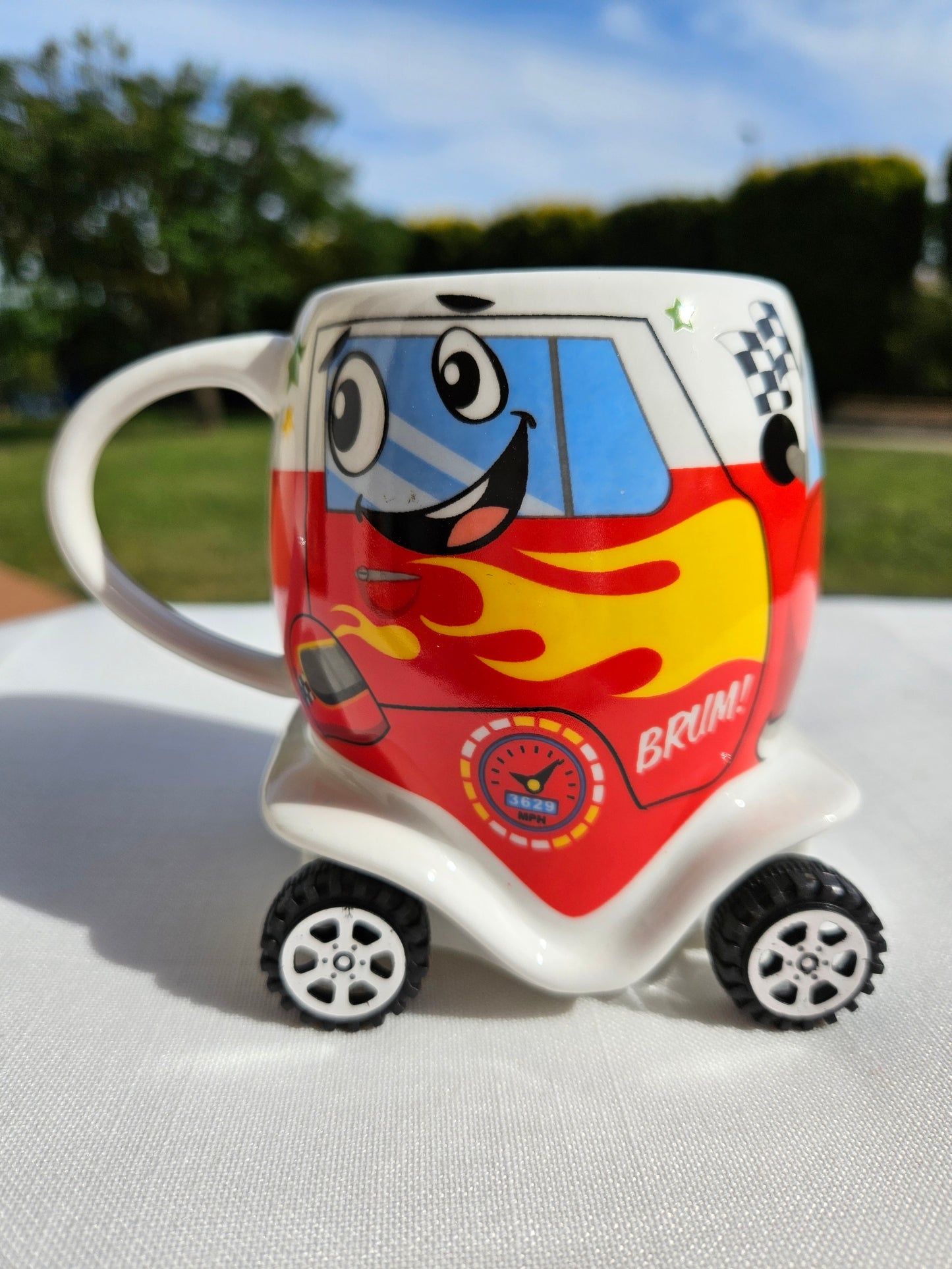 ➔ Tazza in porcellana con le ruote