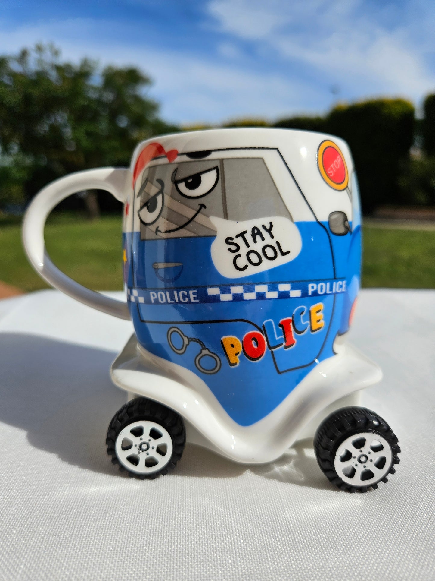 ➔ Tazza in porcellana con le ruote