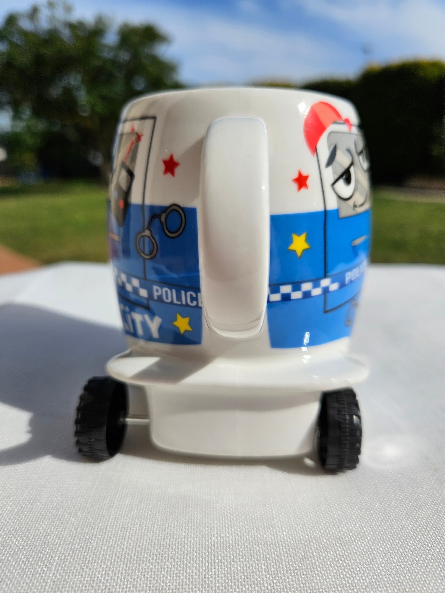 ➔ Tazza in porcellana con le ruote