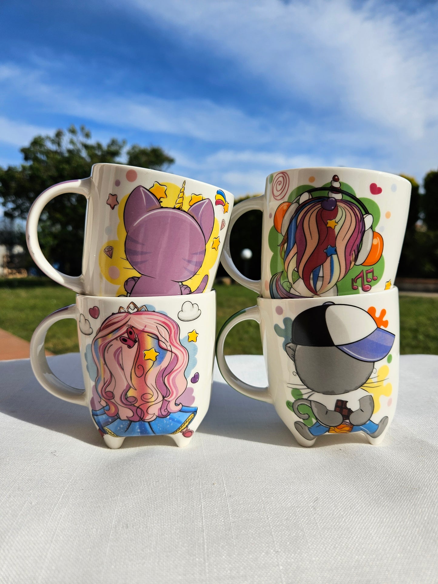 ➔ Tazza in porcellana con piedini