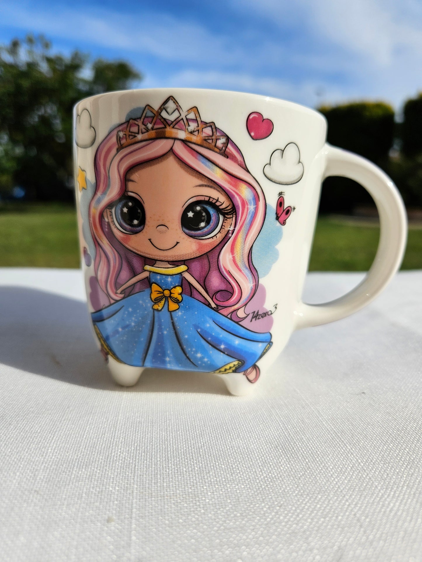 ➔ Tazza in porcellana con piedini