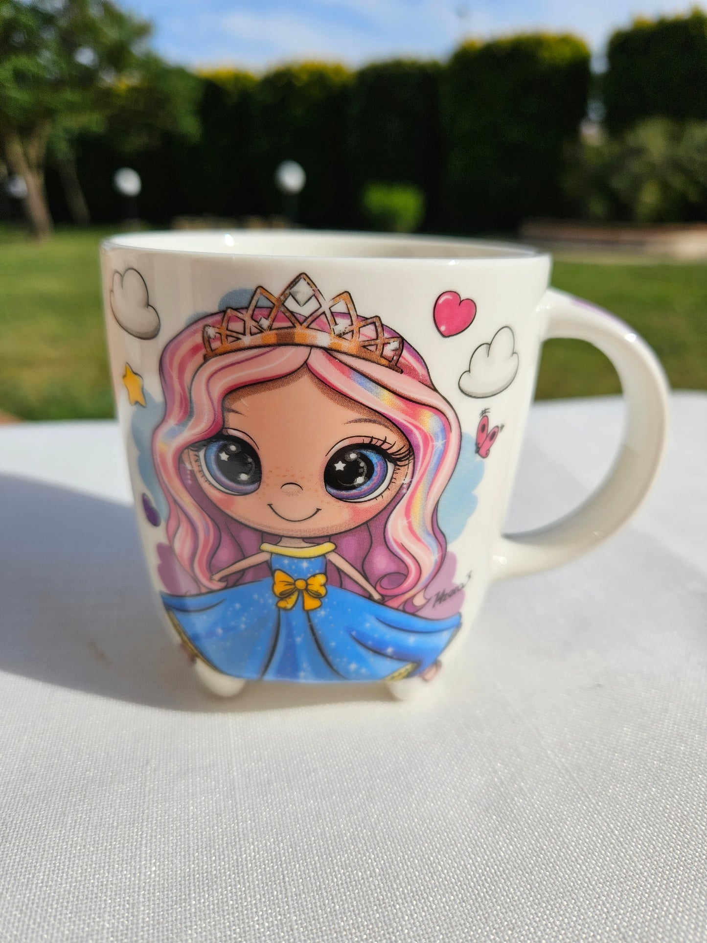 ➔ Tazza in porcellana con piedini