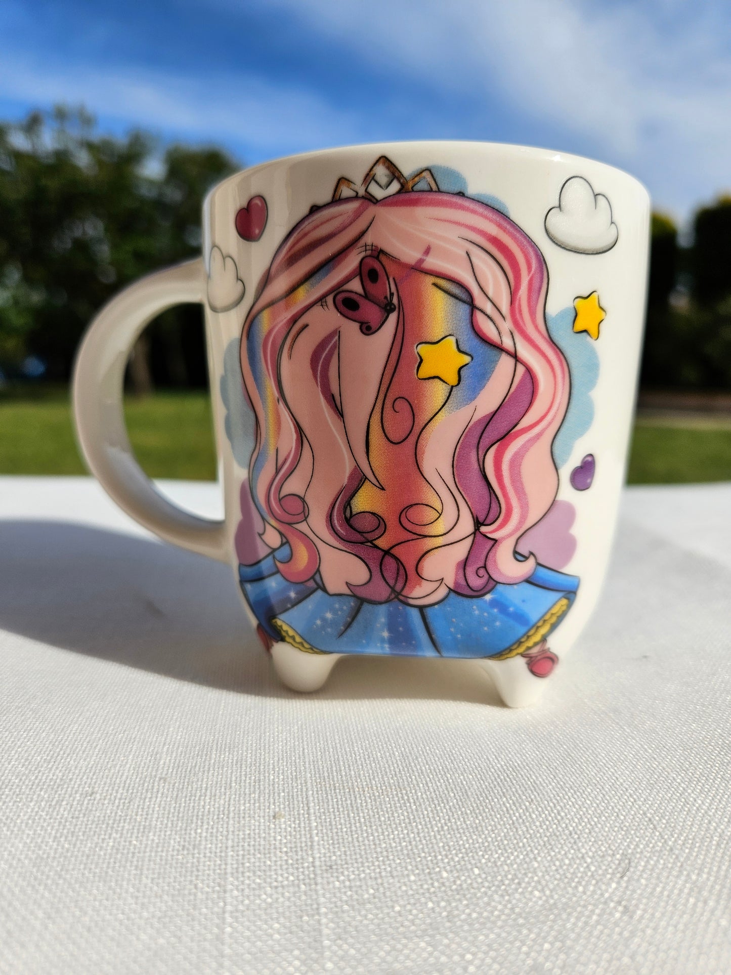 ➔ Tazza in porcellana con piedini
