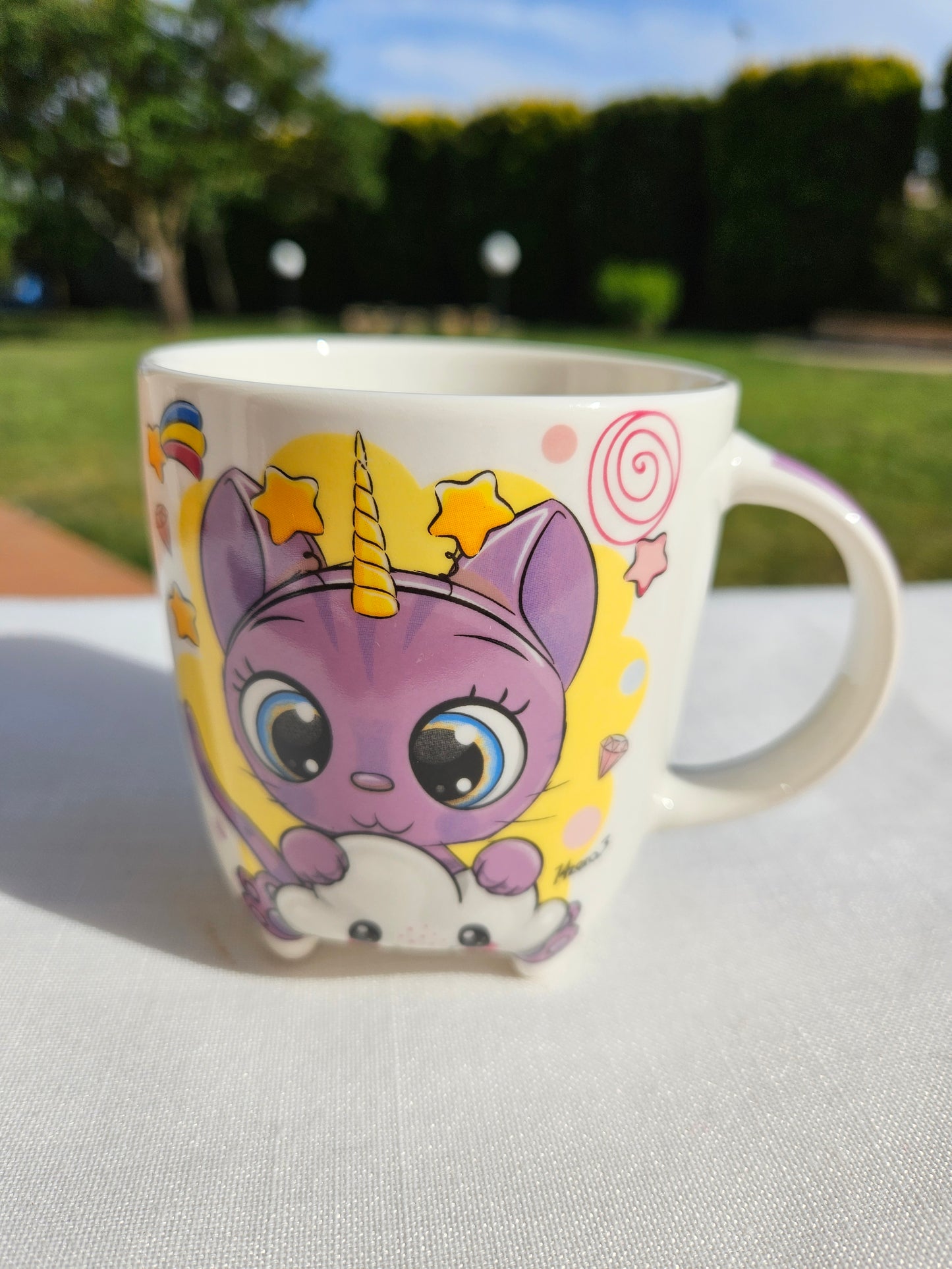 ➔ Tazza in porcellana con piedini