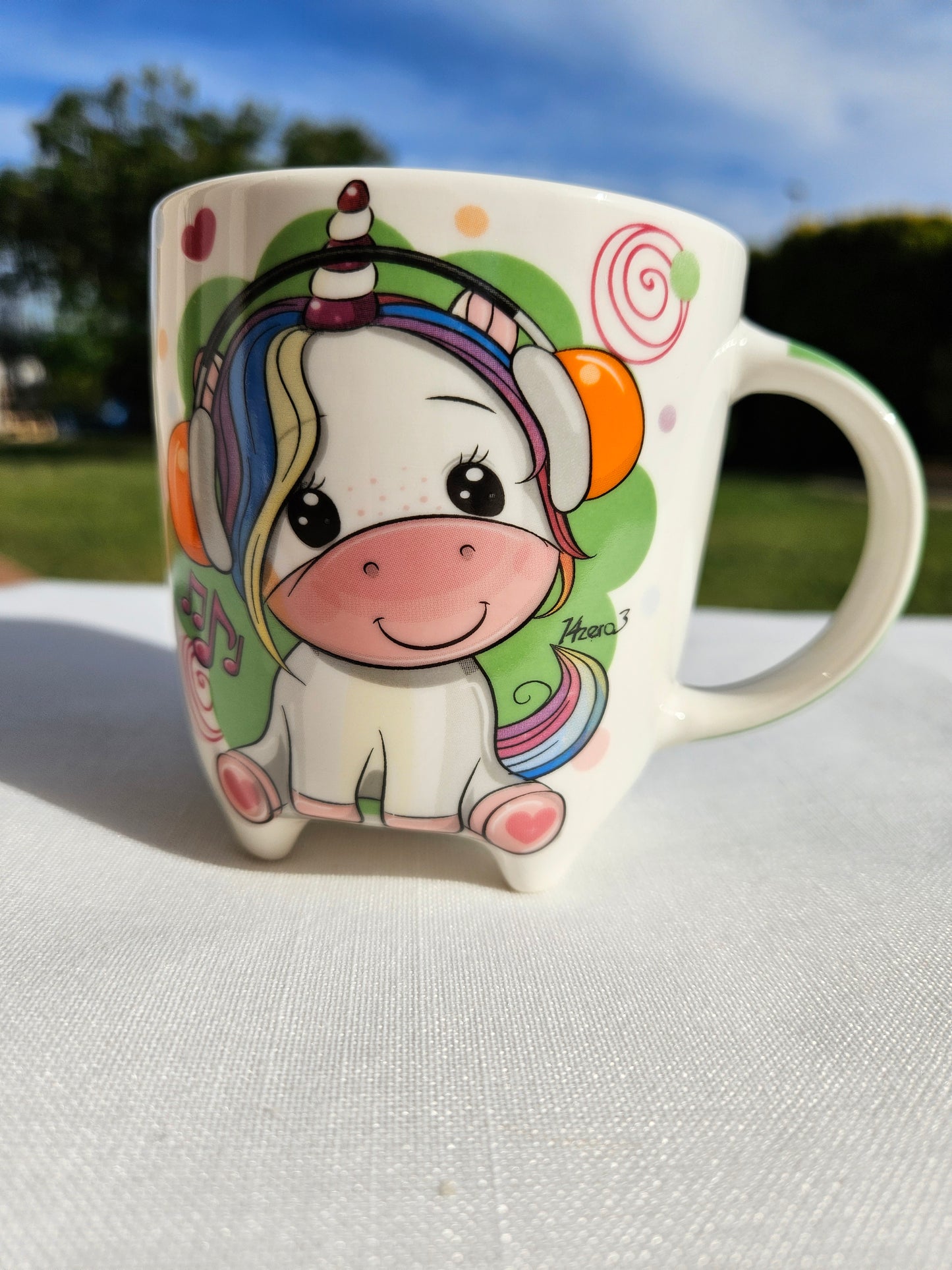 ➔ Tazza in porcellana con piedini