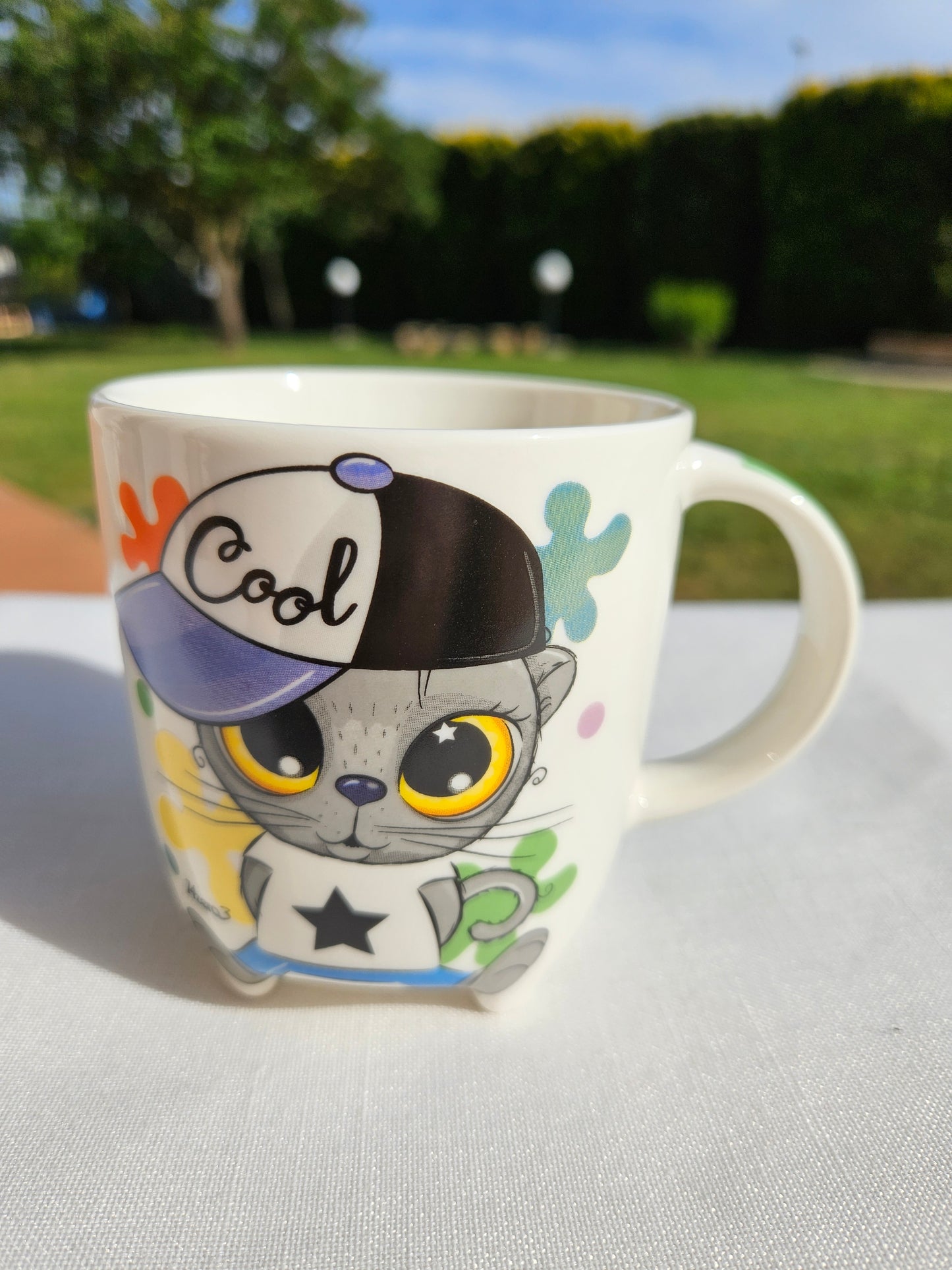 ➔ Tazza in porcellana con piedini