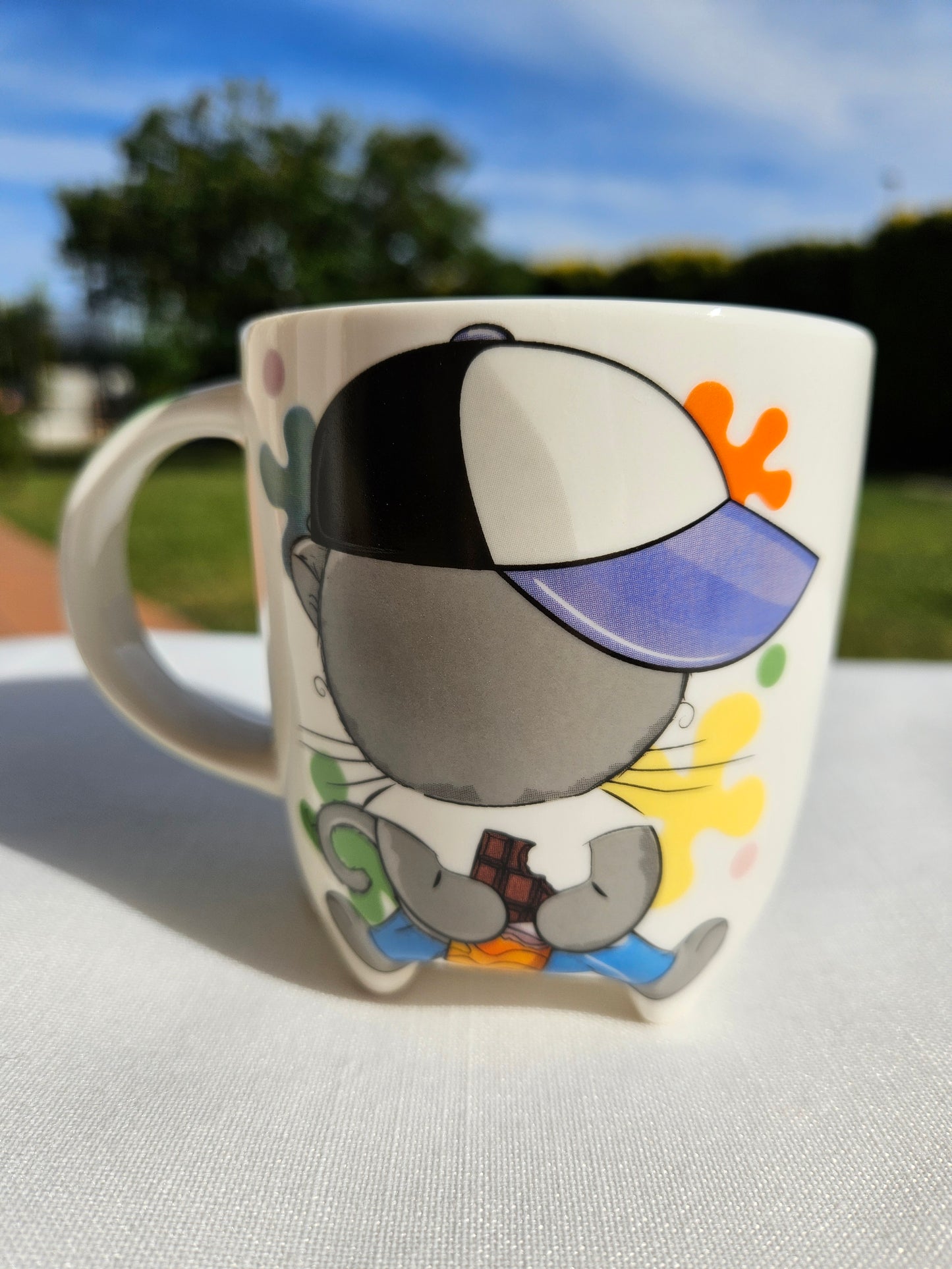 ➔ Tazza in porcellana con piedini